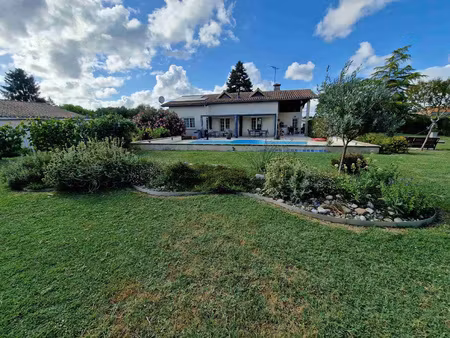 maison avec 3 chambres des dépendances et une piscine