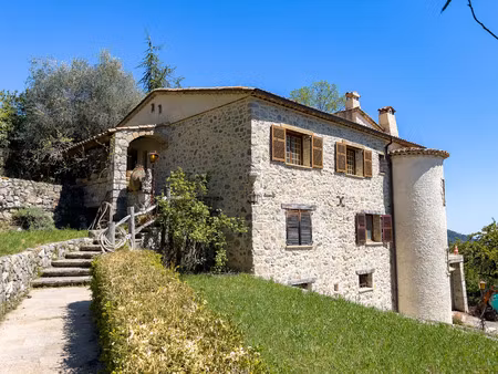 grande maison de maçon avec vue panoramique
