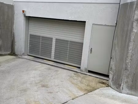 double place de parking sécurisée en enfilade en sous-sol