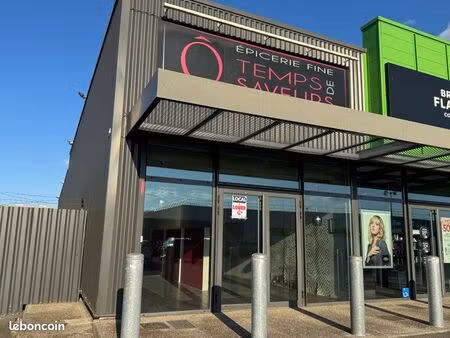 local 75 m2 centre commercial extérieur