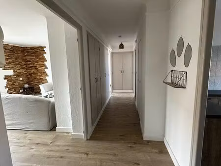 t3 meublé 69 m² lumineux – 2 balcons – parking + cave – proche gare/centre