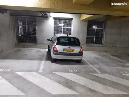 parking grande largeur ( pmr ou non )