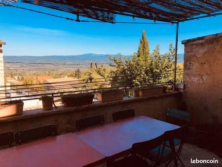 maison de village de 192 m² dans le centre de bonnieux avec terrasse. belle vue sur la pla