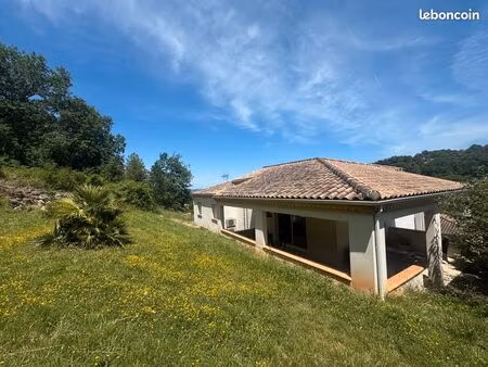 grande villa avec bel extérieur et belles prestations
