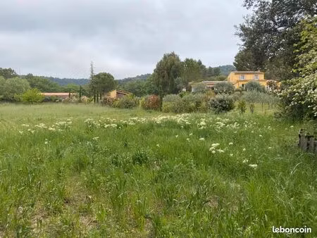 terrain 2 400 m² cucuron