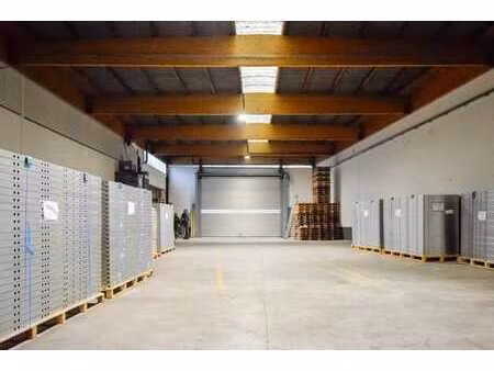 grand entrepôt logistique avec 2 portes et accès direct