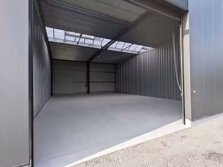 entrepôt à louer d'une superficie de 225m² à aye