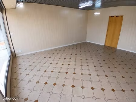local commercial 28 m² avec réserve – centre-ville d’arès – face au marché