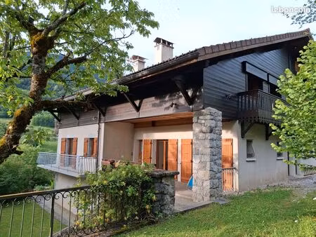 maison de caractère avec fort potentiel nichée dans un écrin de verdure