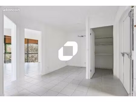 bureau 94 m²