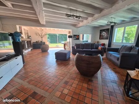 maison individuelle lumineuse dans un environnement calme et un cadre verdoyant