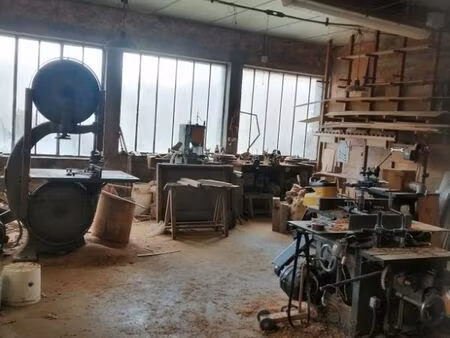 ancien atelier de menuisier avec sa maison
