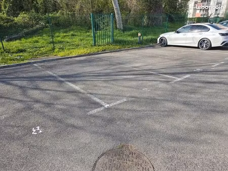 place de parking extérieur