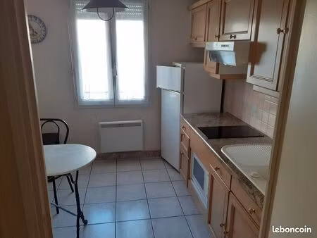 t2 meublé avec balcon et parking s/sol près des facs et du centre leclerc