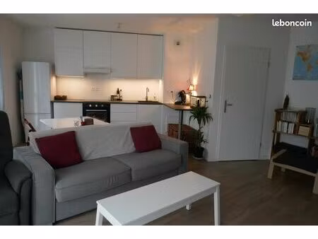 grand studio lumineux avec jardin et place de parking privative