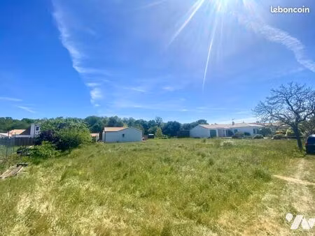 terrain 1306 m² cugand