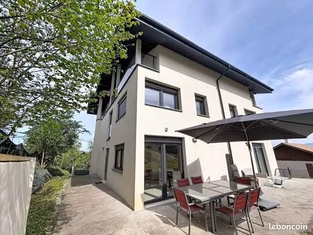 maison jumelée de 4.5 pces plus pièce bureau avec vue sur le lac