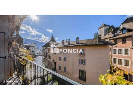 vieil annecy – vue exceptionnelle sur le château et les canaux. appartement de caractère d
