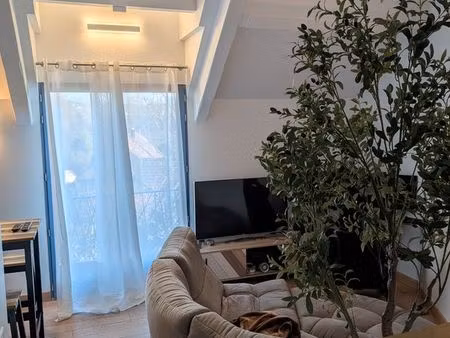 duplex f2. calme. sécurité. 1 chambre 2 pl. voitures. 1 cellier. réfrigérateur et lave lin