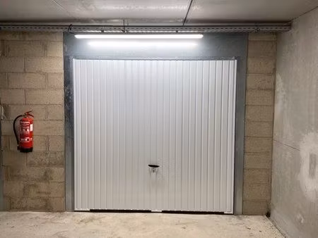 box fermé 17m² sécurisé - centre sartrouville