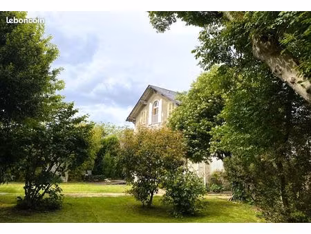 demeure avec jardin et dependance