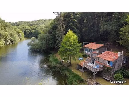 propriété composée de deux maisons au cœur de la forêt de mervent au bord de l’eau