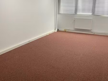 bureau 17 m² à louer – buc (78) – 250 hc/mois