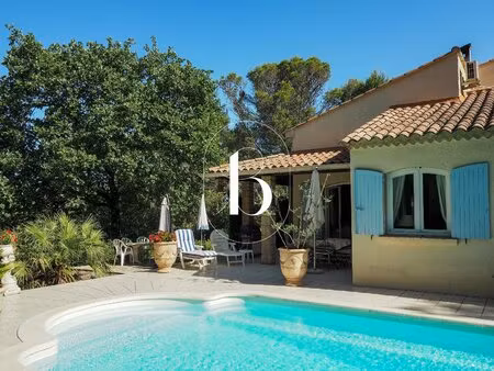 grande propriété avec piscine et terrain de près de 5000m2
