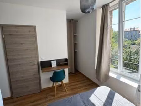chambre 5 pièces 250 m²