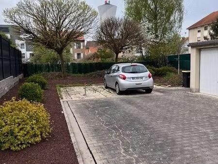 location parking extérieur dans cour résidence privée