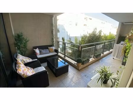 meublé : trois pièces de 70m² avec parking et terrasse de 30m²