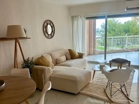 trois pièces meublé de 68m² avec terrasse de 30m² et cave