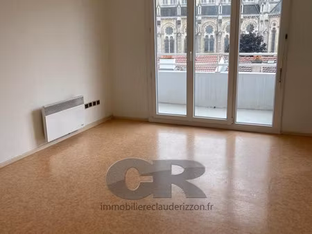 studio proche artem avec place de parking