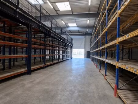 vannes est – local d'activité d'environ 820 m² avec terr