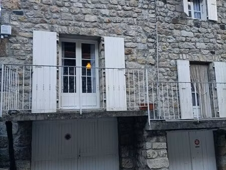 belle maison de village touristique en pierre