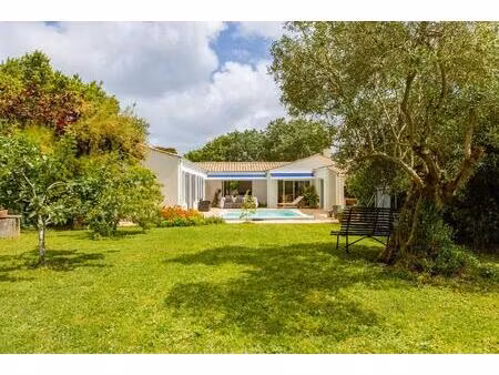villa avec piscine dans un écrin paysager