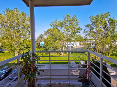 appartement t3 de 62 m² situé à avignon avec balcon et place de parking privative