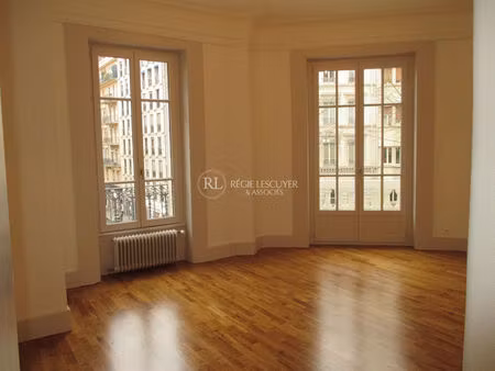 f4 bis place aristide briand angle rue vendôme lyon 3