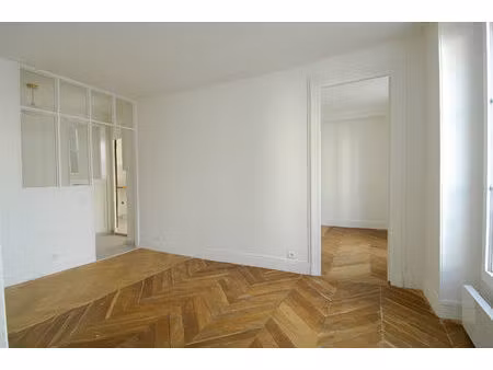 à louer beau 3 pièces entièrement rénové au coeur du quartier des archives