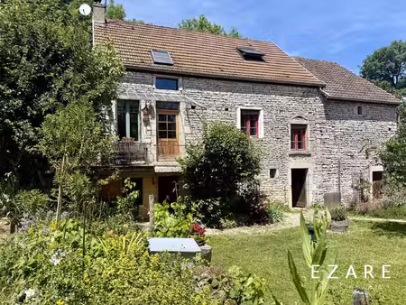 maison en pierre avec dépendances