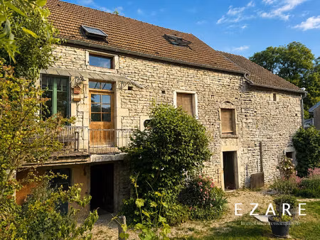 maison en pierre avec dépendances