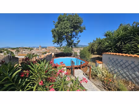 maison de village avec belles vues et petit jardin avec piscine
