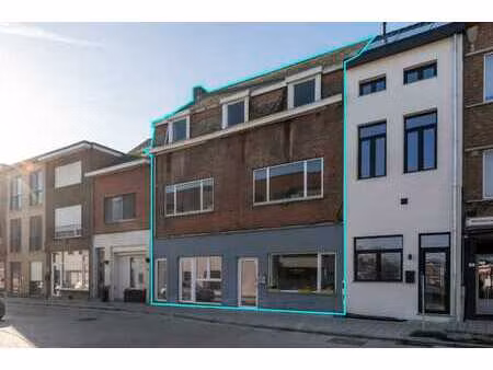 centraal gelegen ruime handelswoning met handelsruimte ca...