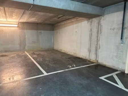 emplacement de parking intérieur.