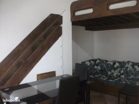 studio meublé climatisé avec petite terrasse
