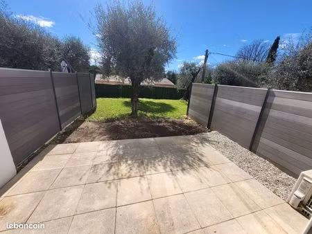 location f2 en duplex avec jardin et grand garage fermé