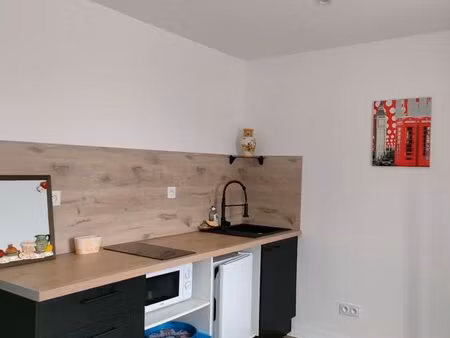 joli studio lumineux état neuf
