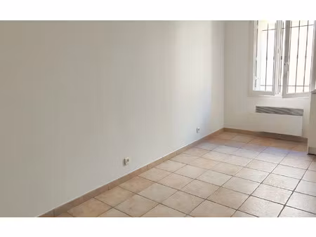location appartement  m² t-3 à aramon  562 €