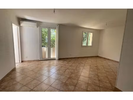location appartement  m² t-3 à aubagne  816 €