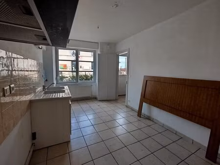 maison de ville avec multi commerces à 2 pas
